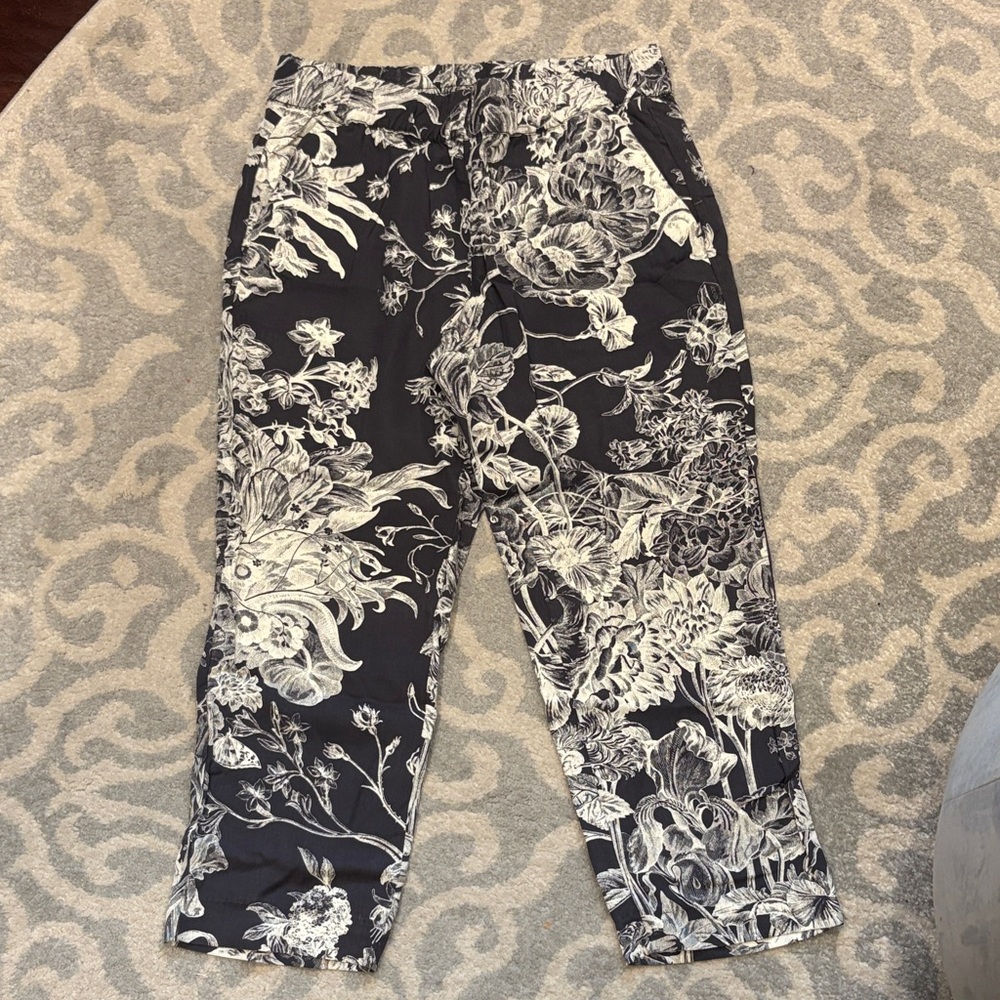 LOFT grey and cream Floral Cropped Pants